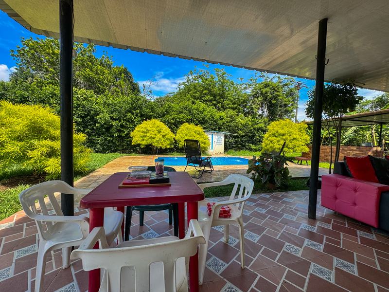 Comedor junto a la piscina