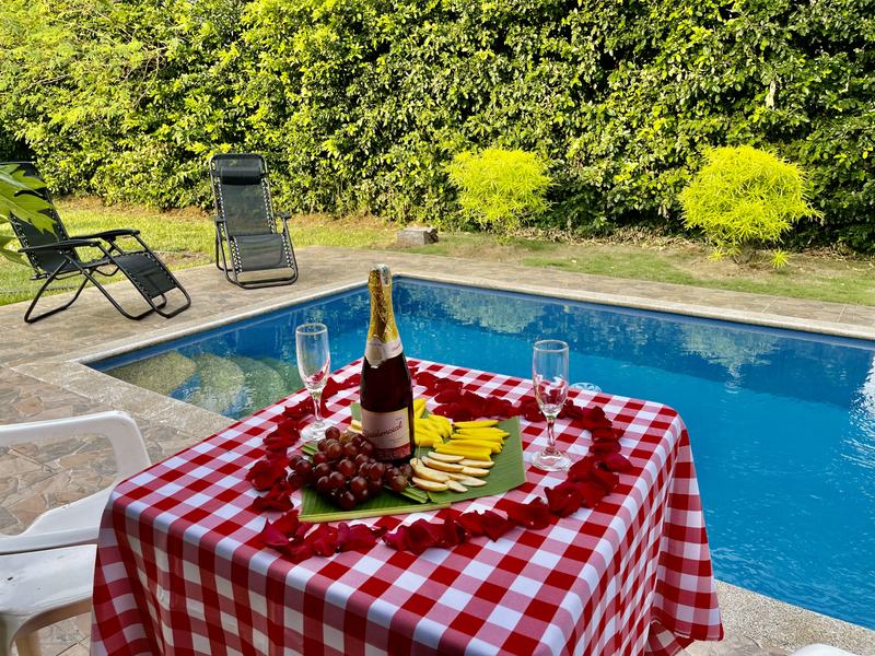 Picnic junto a la piscina